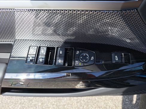 Certified 2025 BMW 750e xDrive image 29