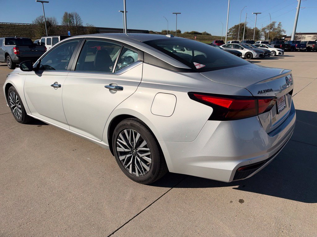 Used 2024 Nissan Altima 2.5 SV FWD image 9