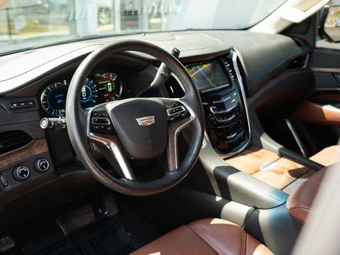 Used 2020 Cadillac Escalade Luxury AWD/4WD image 9
