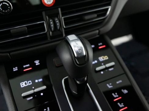 Certified 2025 Porsche Macan AWD/4WD image 24