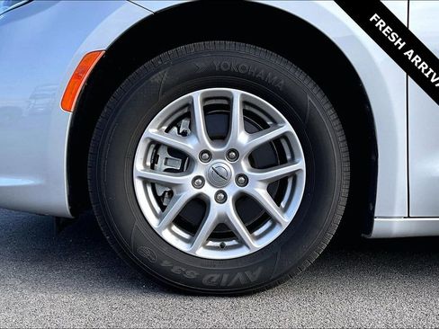 Used 2024 Chrysler Pacifica Touring-L image 33