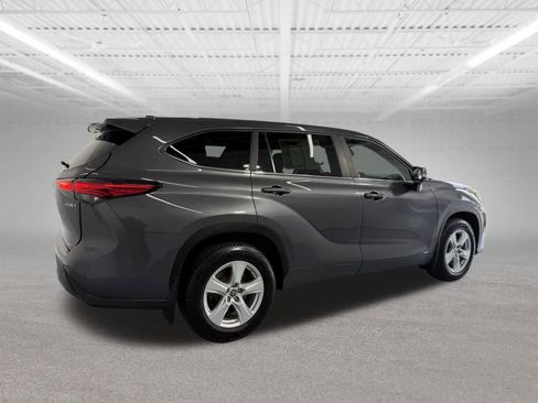 Used 2023 Toyota Highlander LE AWD/4WD image 6