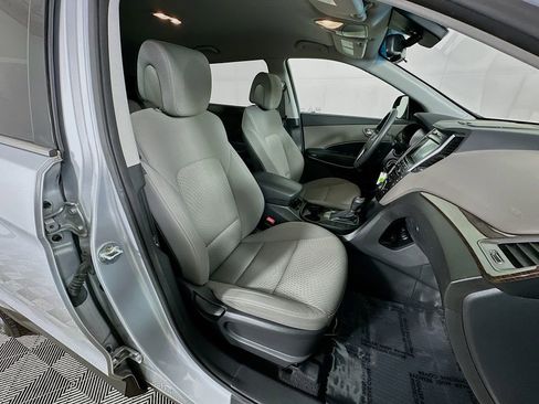 Used 2017 Hyundai Santa Fe SE image 32
