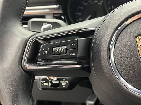 Certified 2025 Porsche Macan AWD/4WD image 8