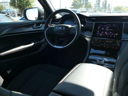 Used 2025 Jeep Grand Cherokee Laredo image 21