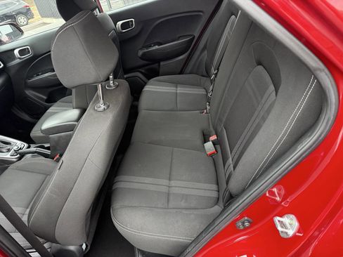 Used 2021 Hyundai Venue SEL image 16