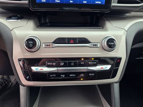 Used 2022 Ford Explorer XLT w/ Equipment Group 202A AWD/4WD image 25