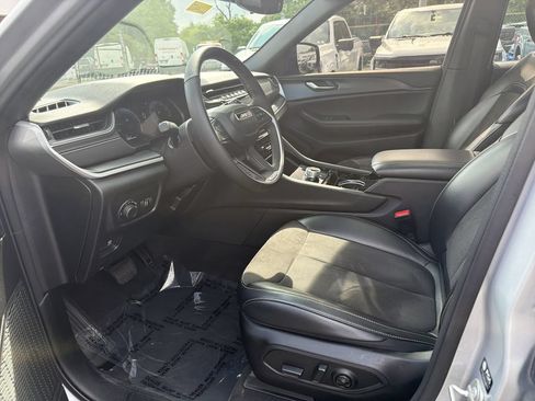 Used 2023 Jeep Grand Cherokee Altitude AWD/4WD image 11