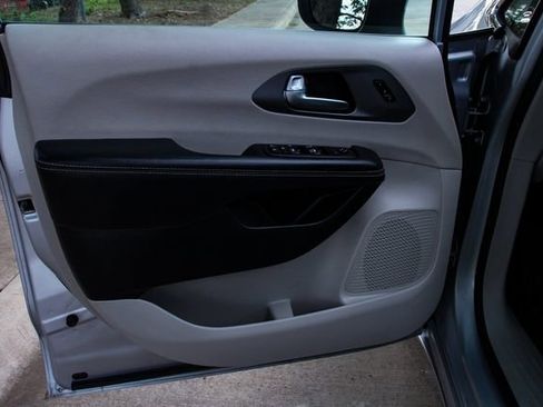 Used 2023 Chrysler Pacifica Touring-L image 12