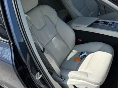 Used 2023 Volvo XC60 B5 Plus w/ Protection Package Premier AWD/4WD image 8