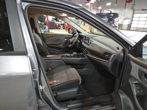 Used 2023 Nissan Rogue SV image 12