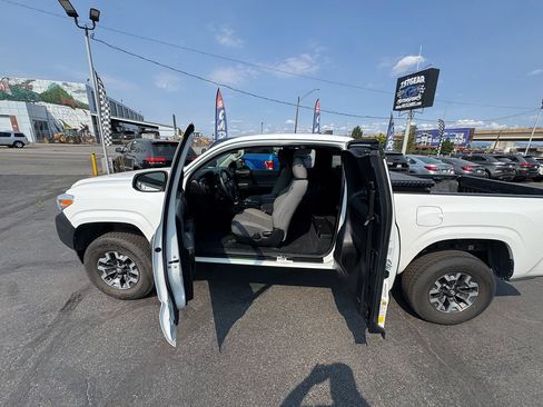 Used 2022 Toyota Tacoma SR AWD/4WD image 6