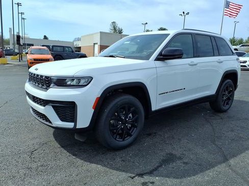 New 2026 Jeep Grand Cherokee Altitude AWD/4WD image 3