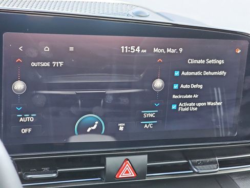 Certified 2025 Hyundai Elantra SEL image 26