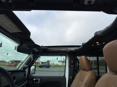 Used 2023 Jeep Wrangler Sahara w/ Cold Weather Group image 33