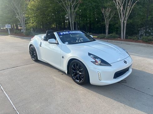Used 2019 Nissan 370Z Touring RWD image 19