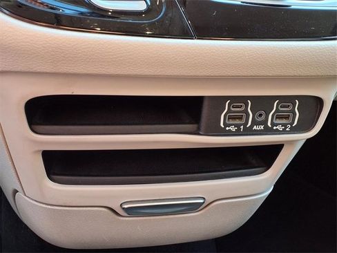 Used 2022 Chrysler Voyager LX image 9