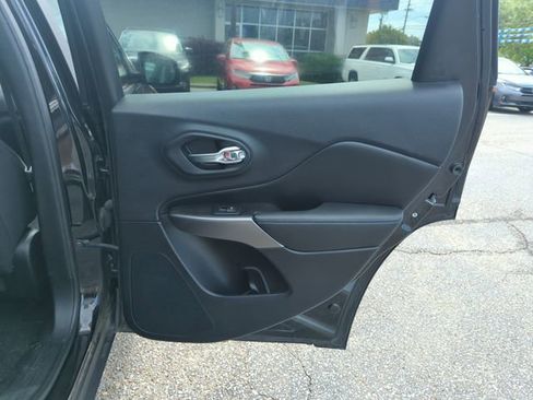 Used 2020 Jeep Cherokee Latitude FWD image 28