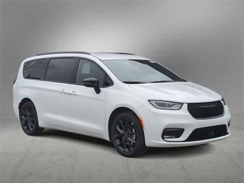 New 2026 Chrysler Pacifica Select image 2