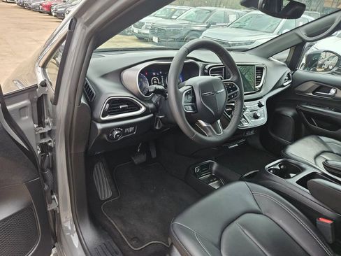 Used 2025 Chrysler Pacifica Select image 13