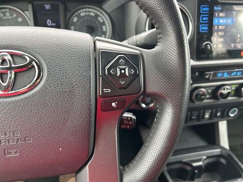 Used 2017 Toyota Tacoma TRD Sport AWD/4WD image 27
