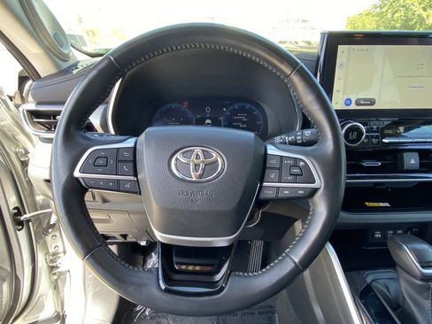 Used 2023 Toyota Highlander Platinum FWD image 26