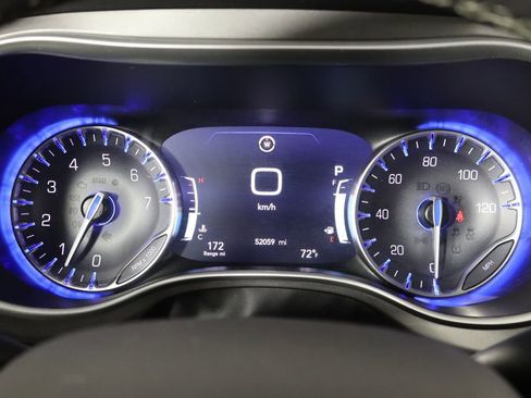 Used 2024 Chrysler Pacifica Touring-L FWD image 11