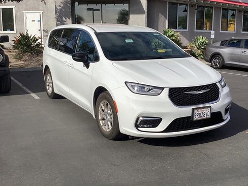 Used 2025 Chrysler Pacifica Select image 6
