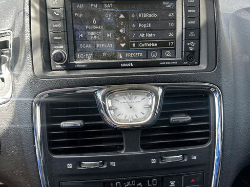 Used 2016 Chrysler Town & Country Touring FWD image 3