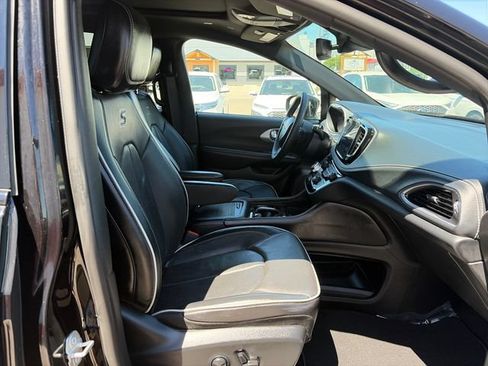 Used 2025 Chrysler Pacifica Limited FWD image 24