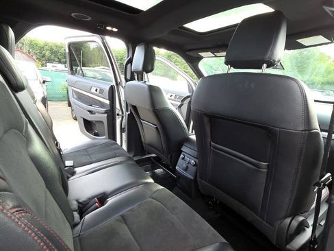 Used 2019 Ford Explorer XLT w/ Equipment Group 202A AWD/4WD image 40