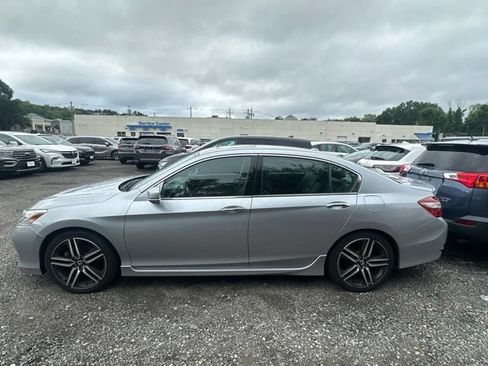 Used 2017 Honda Accord Touring image 2