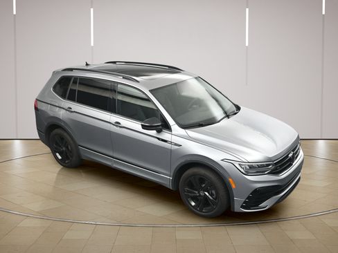 Used 2024 Volkswagen Tiguan SE R-Line FWD image 33
