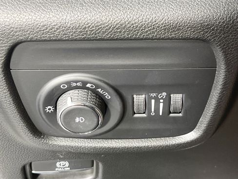 Used 2023 Jeep Grand Cherokee Limited w/ Black Appearance Package AWD/4WD image 10