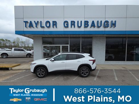 Certified 2025 Chevrolet Trax LT w/ Driver Confidence Package image 1