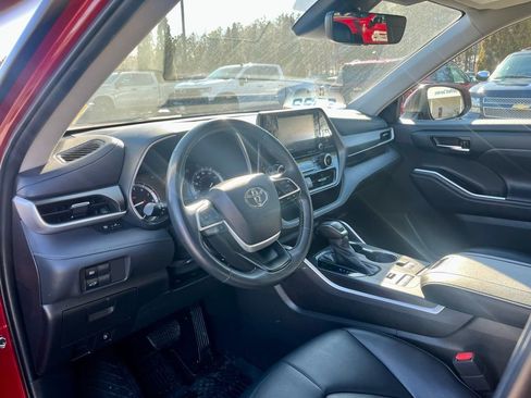 Used 2022 Toyota Highlander XLE AWD/4WD image 12