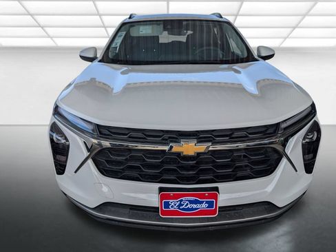 Certified 2025 Chevrolet Trax LT FWD image 2