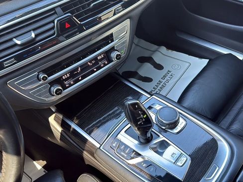 Used 2016 BMW 750i image 9