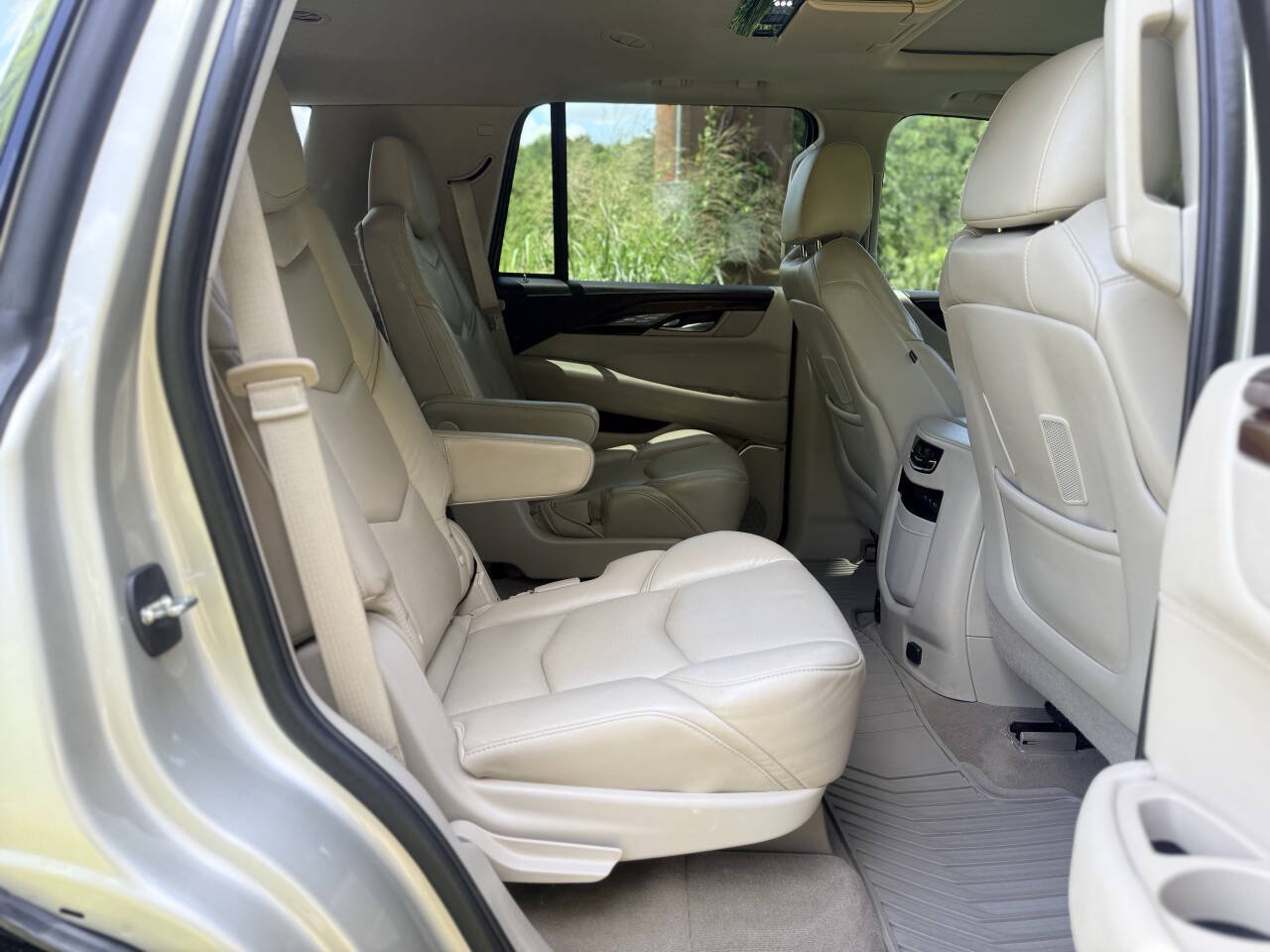 Used 2017 Cadillac Escalade Premium Luxury AWD/4WD image 16