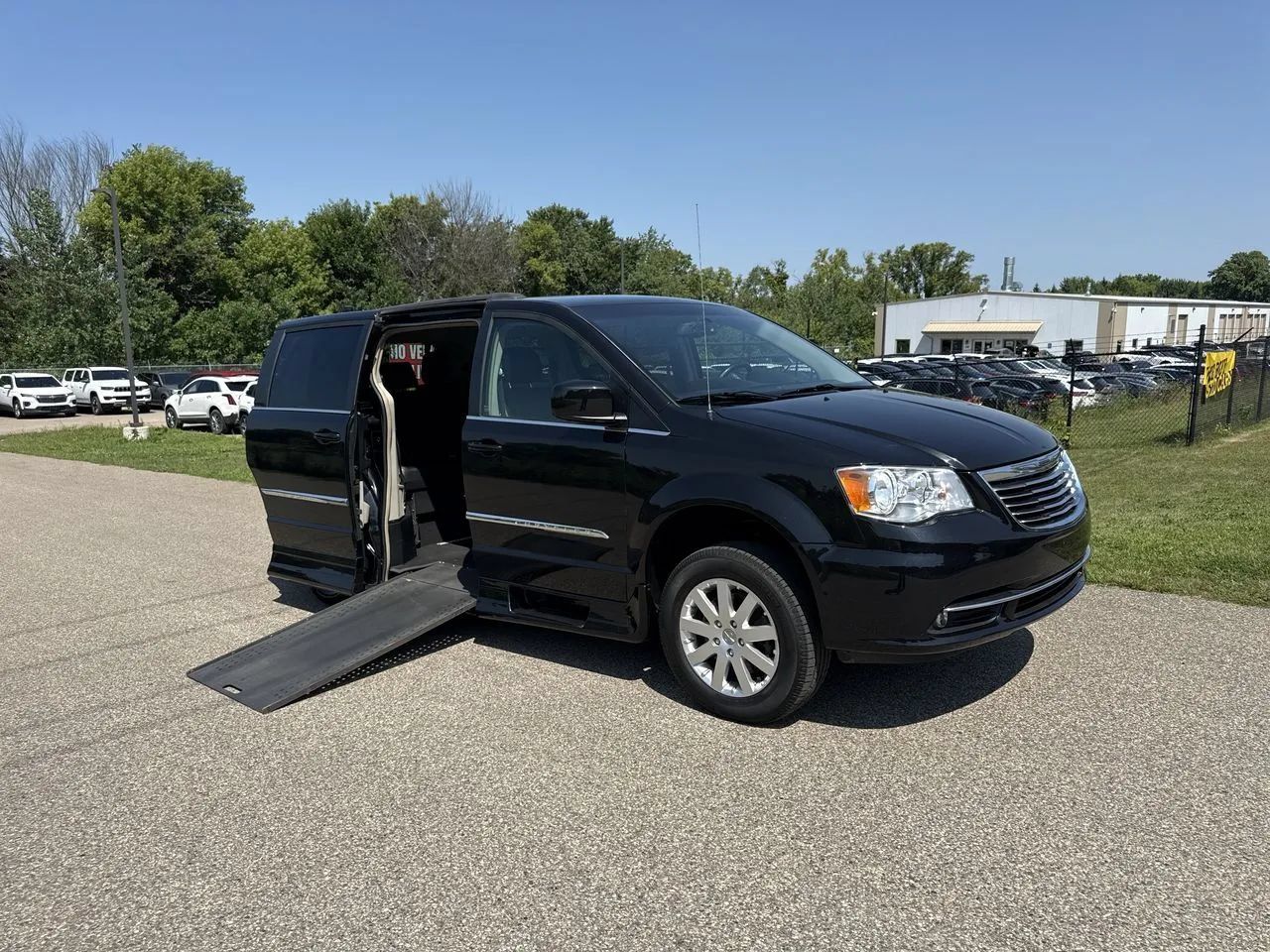 Used 2016 Chrysler Town & Country Touring FWD image 1