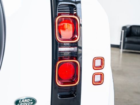 Used 2022 Land Rover Defender 90 X-Dynamic S image 30