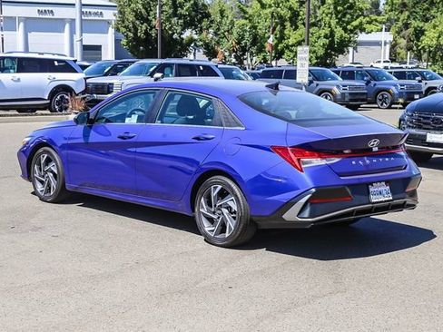 Used 2025 Hyundai Elantra SEL FWD image 2