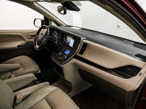 Used 2019 Toyota Sienna XLE Premium FWD image 15
