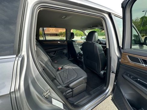 Used 2024 Volkswagen Atlas SE AWD/4WD image 17
