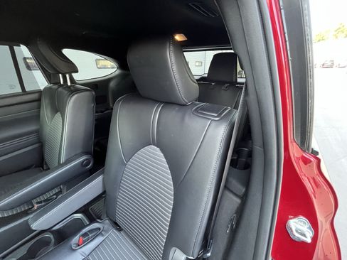 Used 2022 Toyota Highlander XSE FWD image 27