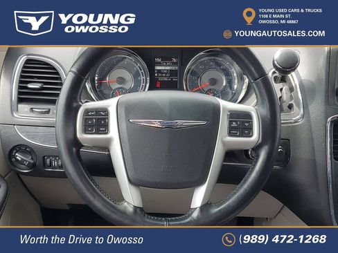 Used 2016 Chrysler Town & Country Touring-L FWD image 27