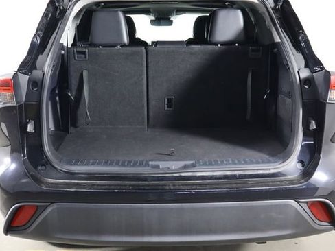 Used 2022 Toyota Highlander XLE FWD image 18