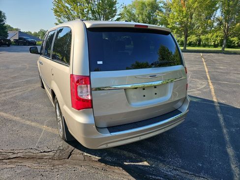 Used 2016 Chrysler Town & Country Touring-L w/ Driver Convenience Group FWD image 3