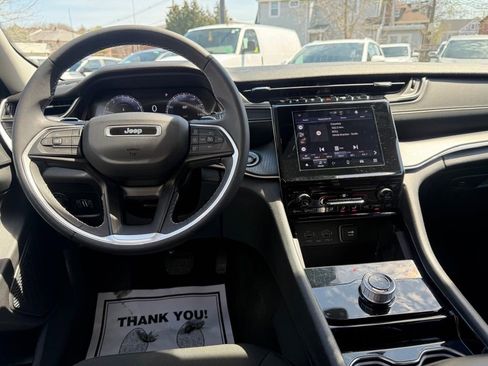 Used 2023 Jeep Grand Cherokee Laredo AWD/4WD image 22