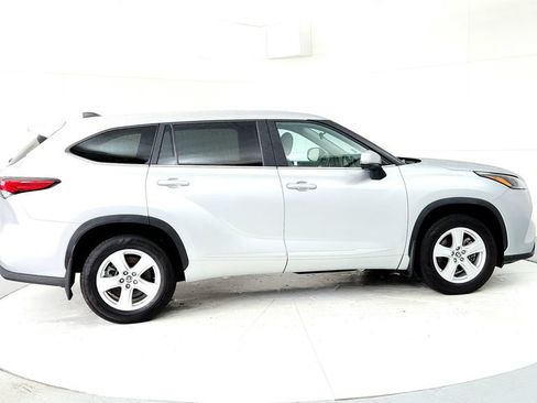 Used 2023 Toyota Highlander LE AWD/4WD image 6
